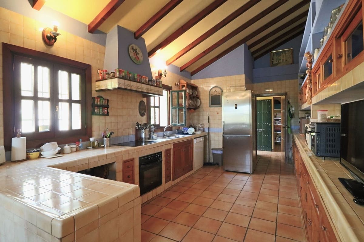 4 sypialnia Willa na sprzedaż w Elviria z basenem garażem - 1 250 000 € (Ref: 10057397)