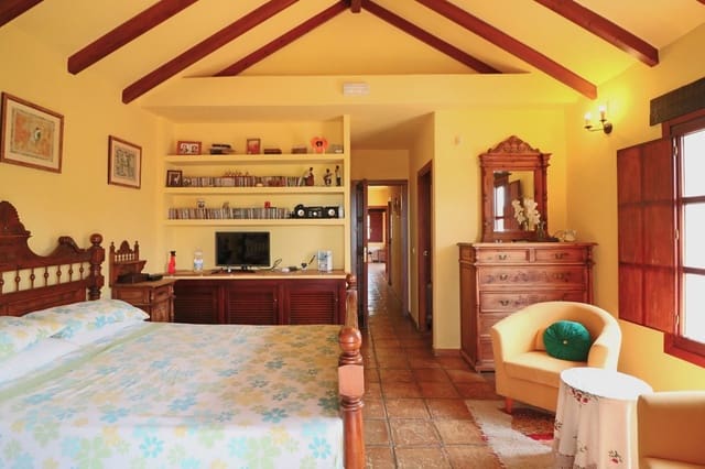 4 sypialnia Willa na sprzedaż w Elviria, Marbella z basenem garażem - 1 250 000 € (Ref: 10057397)