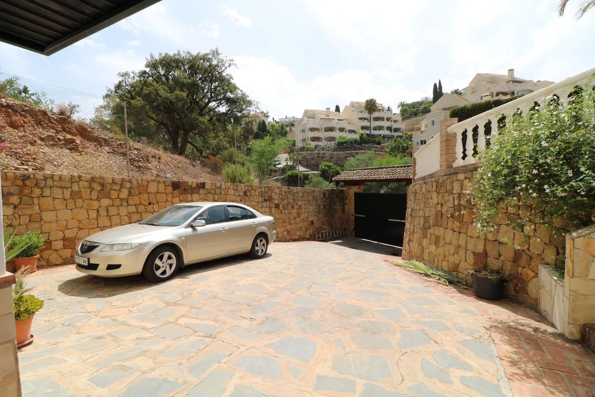 4 sypialnia Willa na sprzedaż w Elviria z basenem garażem - 1 250 000 € (Ref: 10057397)
