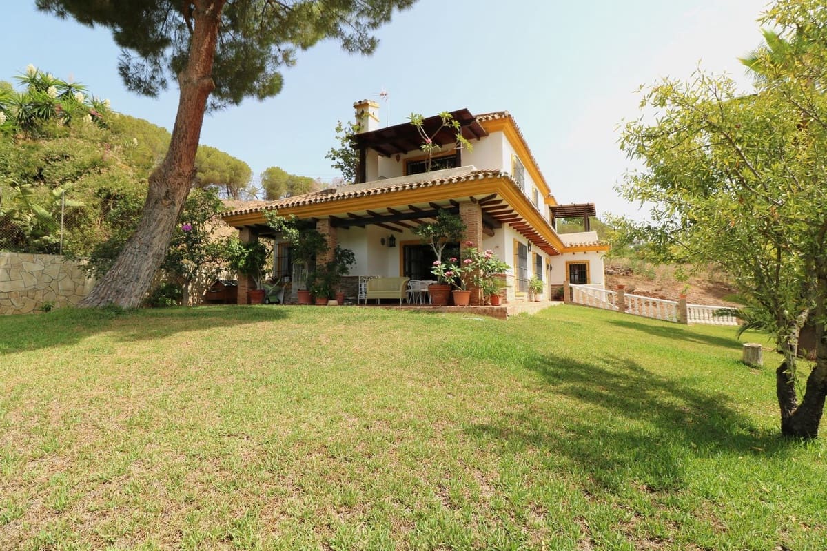 4 sypialnia Willa na sprzedaż w Elviria z basenem garażem - 1 250 000 € (Ref: 10057397)