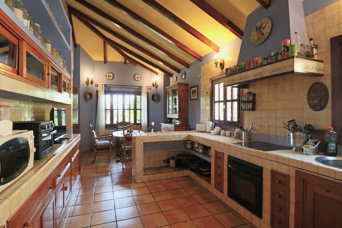 4 sypialnia Willa na sprzedaż w Elviria z basenem garażem - 1 250 000 € (Ref: 10057397)