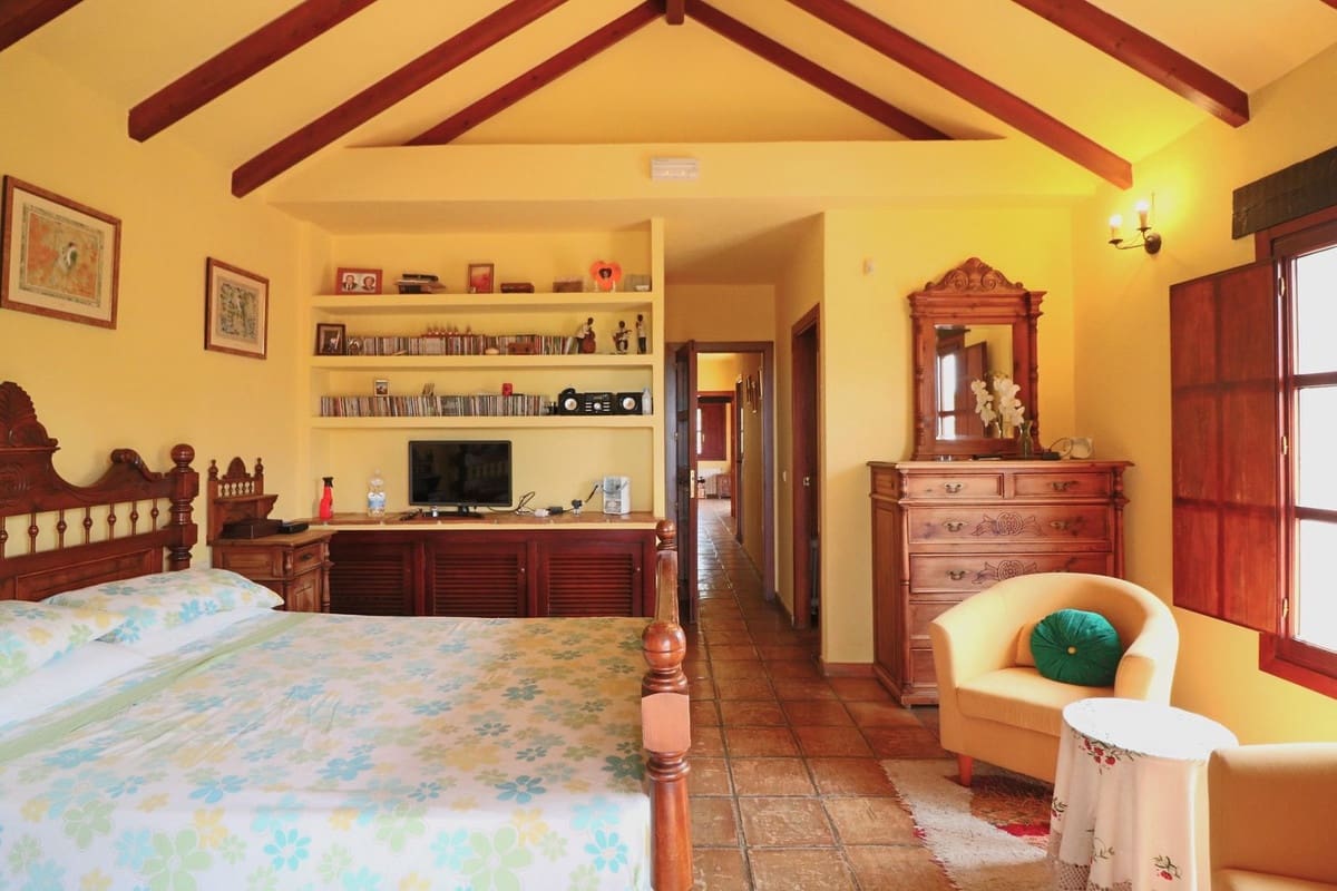4 sypialnia Willa na sprzedaż w Elviria z basenem garażem - 1 250 000 € (Ref: 10057397)