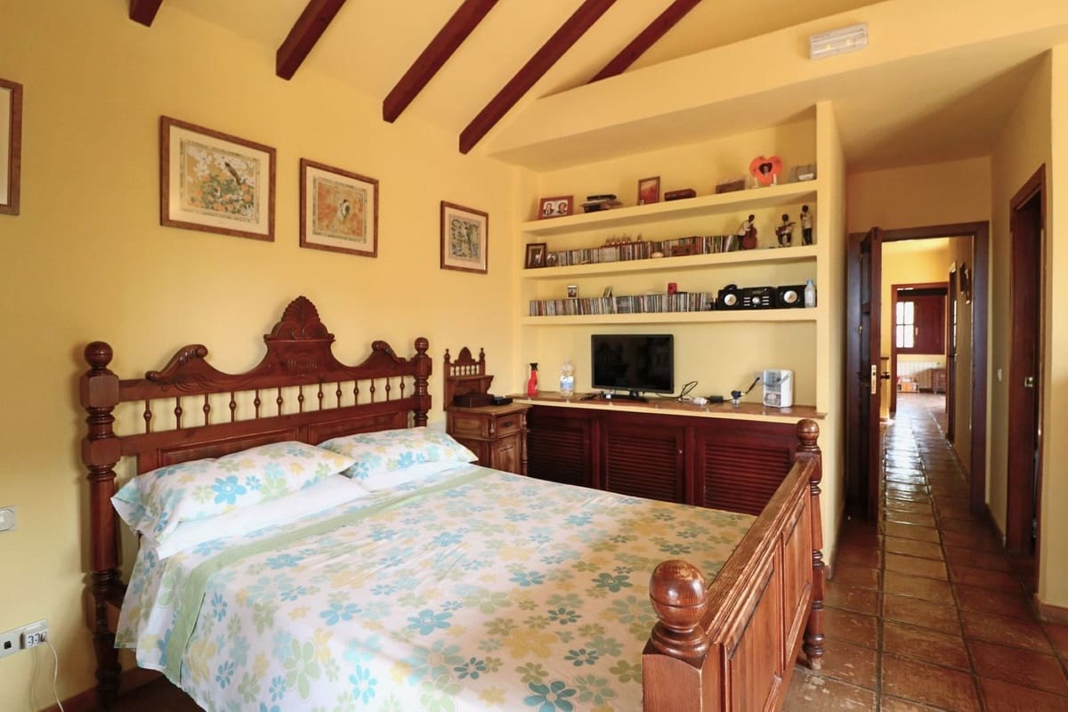 4 sypialnia Willa na sprzedaż w Elviria z basenem garażem - 1 250 000 € (Ref: 10057397)