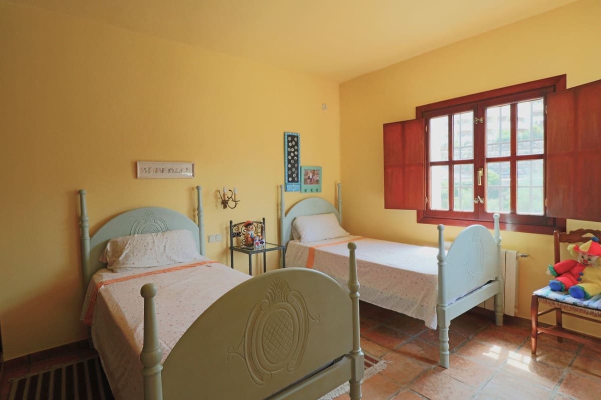 4 sypialnia Willa na sprzedaż w Elviria z basenem garażem - 1 250 000 € (Ref: 10057397)