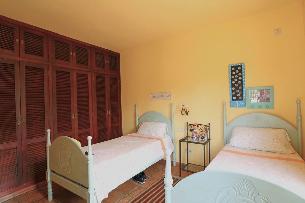 4 sypialnia Willa na sprzedaż w Elviria z basenem garażem - 1 250 000 € (Ref: 10057397)