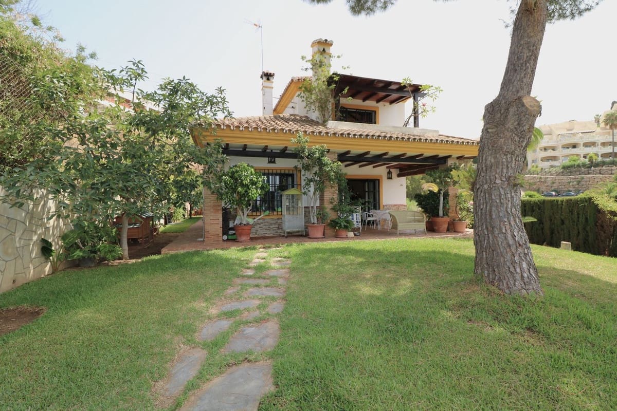 4 sypialnia Willa na sprzedaż w Elviria z basenem garażem - 1 250 000 € (Ref: 10057397)