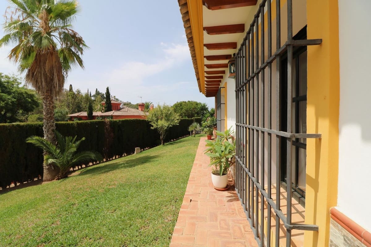 4 sypialnia Willa na sprzedaż w Elviria z basenem garażem - 1 250 000 € (Ref: 10057397)