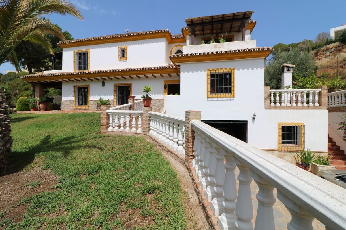 4 sypialnia Willa na sprzedaż w Elviria z basenem garażem - 1 250 000 € (Ref: 10057397)