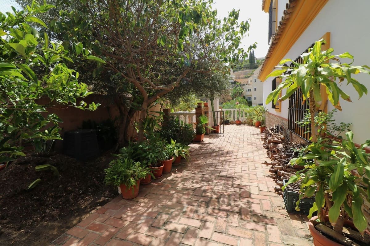4 sypialnia Willa na sprzedaż w Elviria z basenem garażem - 1 250 000 € (Ref: 10057397)