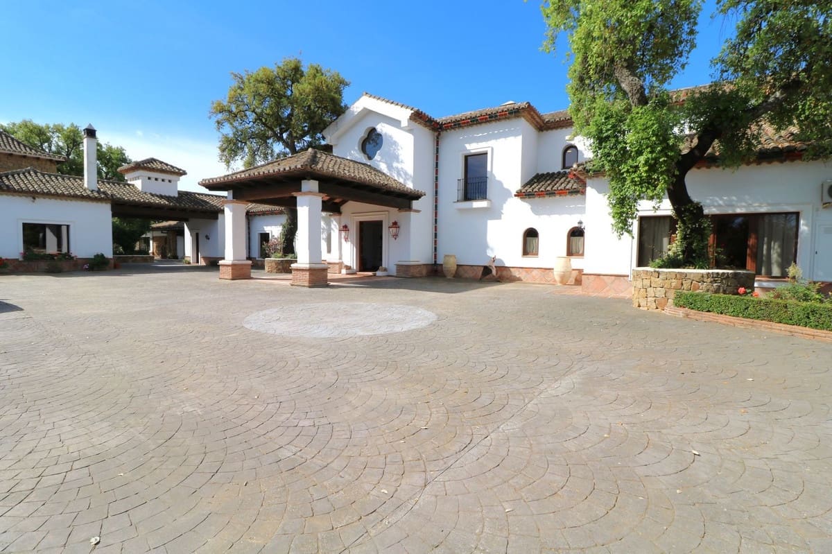 7 sypialnia Finka/Dom wiejski na sprzedaż w La Mairena z basenem garażem - 7 975 000 € (Ref: 10057399)