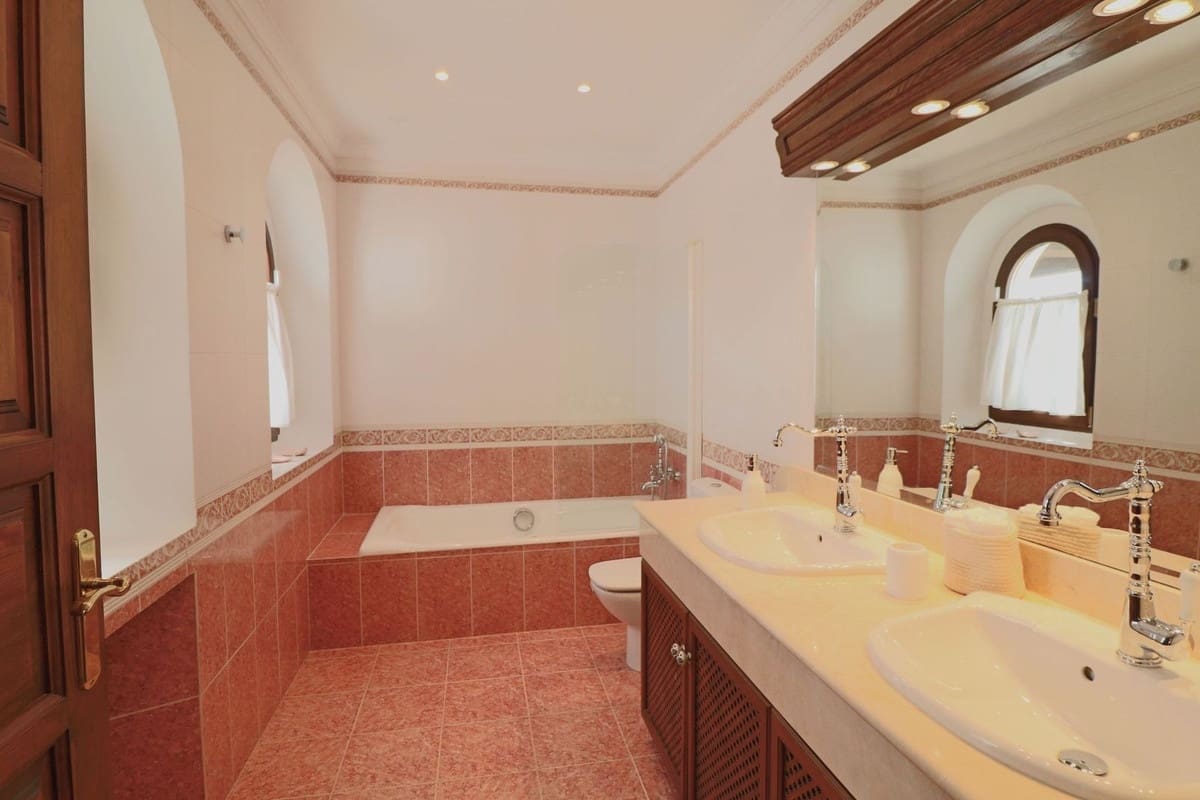 7 sypialnia Finka/Dom wiejski na sprzedaż w La Mairena z basenem garażem - 7 975 000 € (Ref: 10057399)