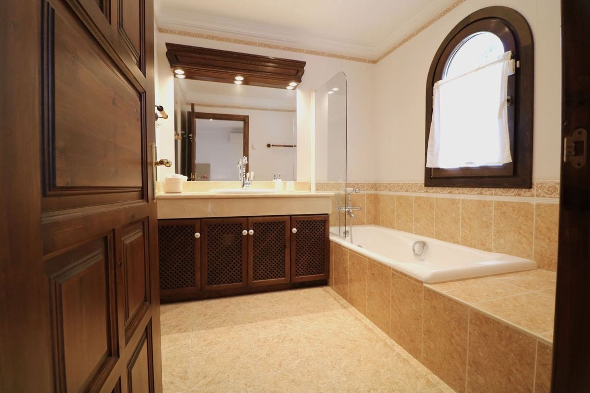7 sypialnia Finka/Dom wiejski na sprzedaż w La Mairena z basenem garażem - 7 975 000 € (Ref: 10057399)