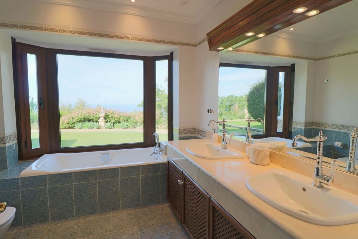 7 sypialnia Finka/Dom wiejski na sprzedaż w La Mairena z basenem garażem - 7 975 000 € (Ref: 10057399)