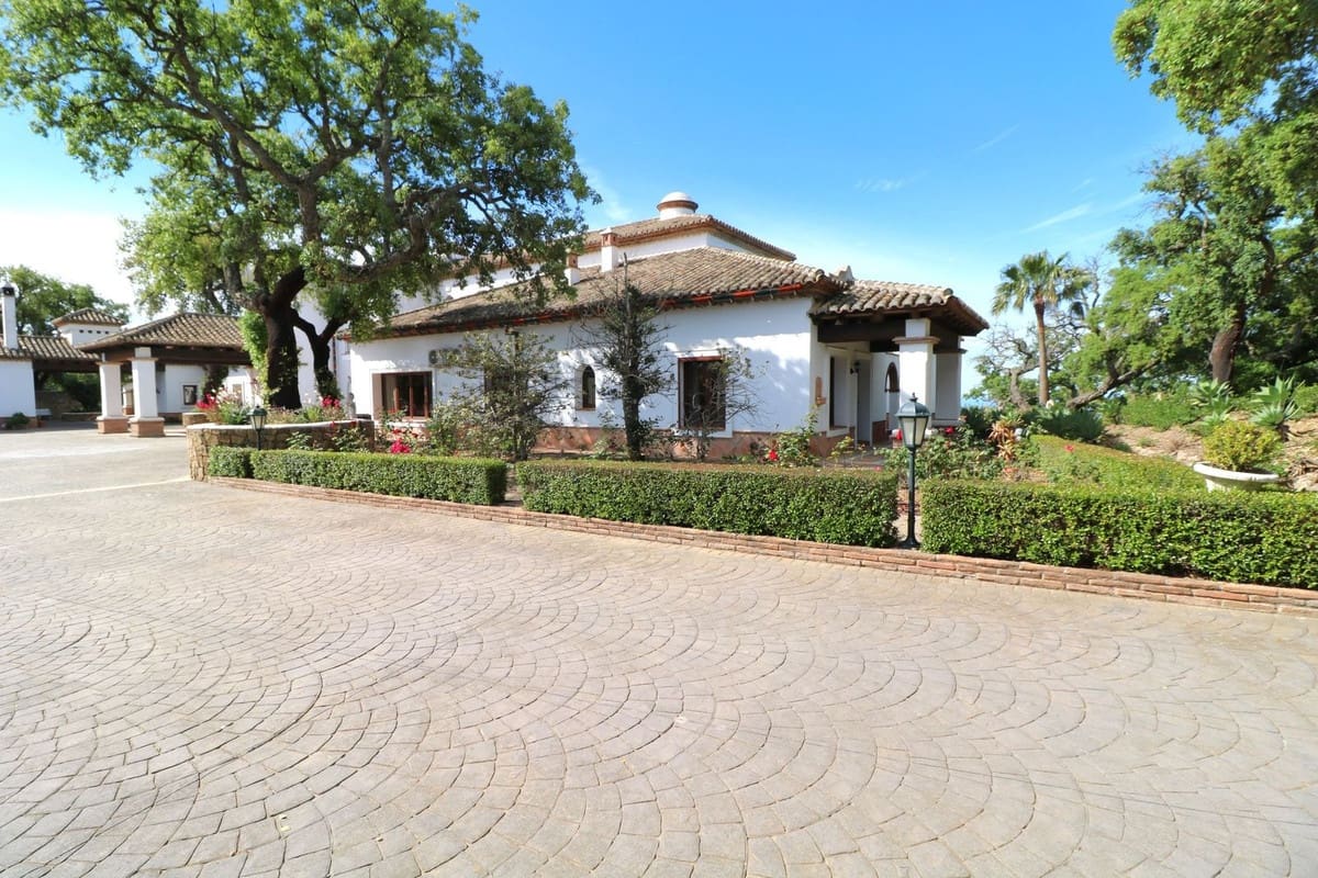 7 sypialnia Finka/Dom wiejski na sprzedaż w La Mairena z basenem garażem - 7 975 000 € (Ref: 10057399)