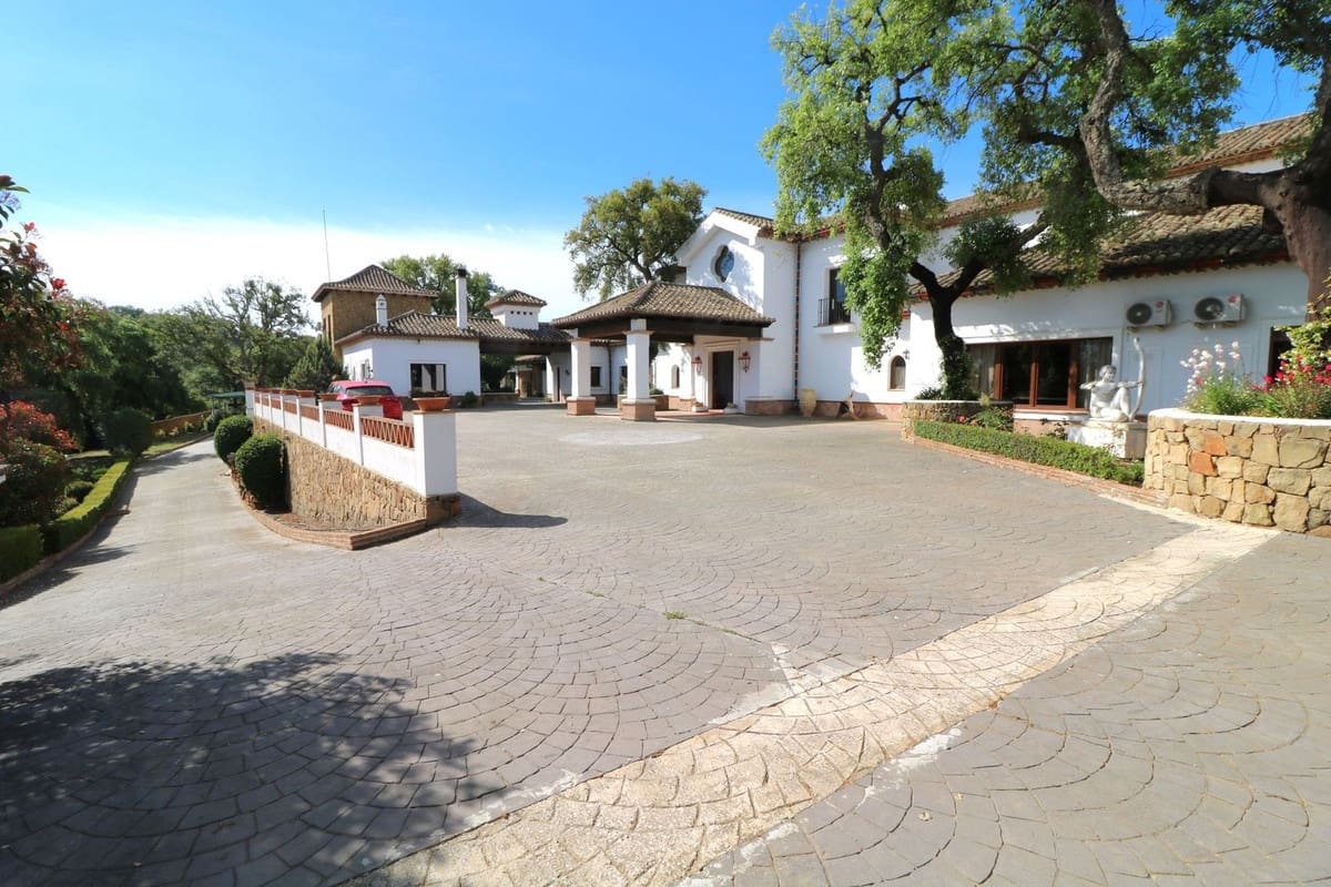7 sypialnia Finka/Dom wiejski na sprzedaż w La Mairena z basenem garażem - 7 975 000 € (Ref: 10057399)