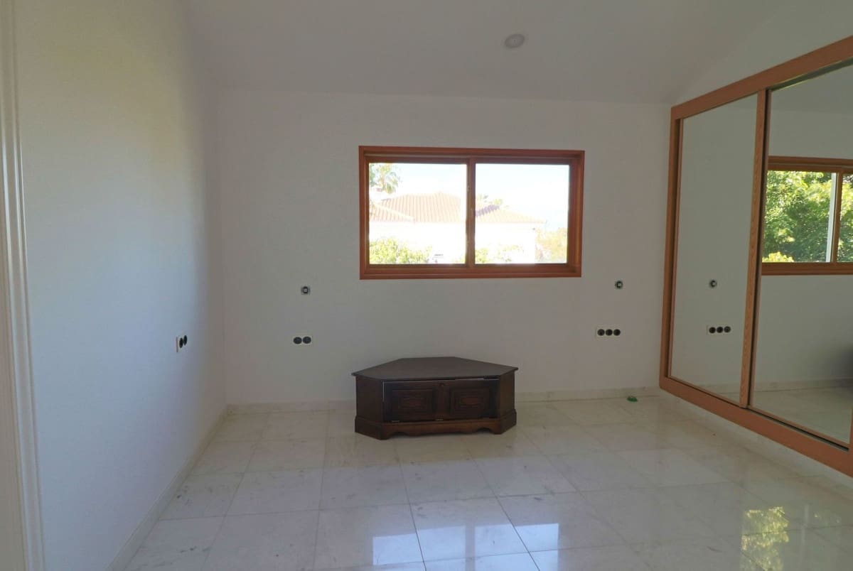7 Zimmer Villa zu verkaufen in Benahavis mit Pool Garage - 1.779.500 € (Ref: 10057405)