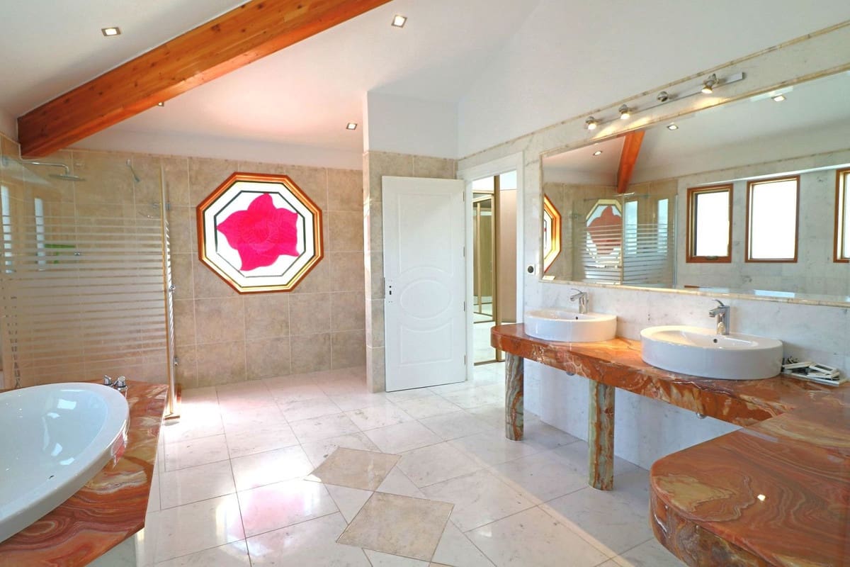 7 Zimmer Villa zu verkaufen in Benahavis mit Pool Garage - 1.779.500 € (Ref: 10057405)