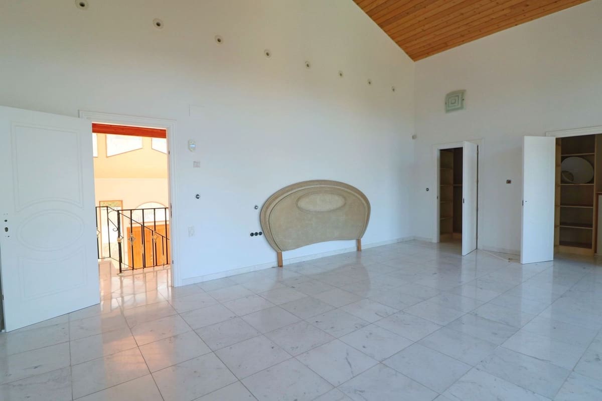 7 Zimmer Villa zu verkaufen in Benahavis mit Pool Garage - 1.779.500 € (Ref: 10057405)