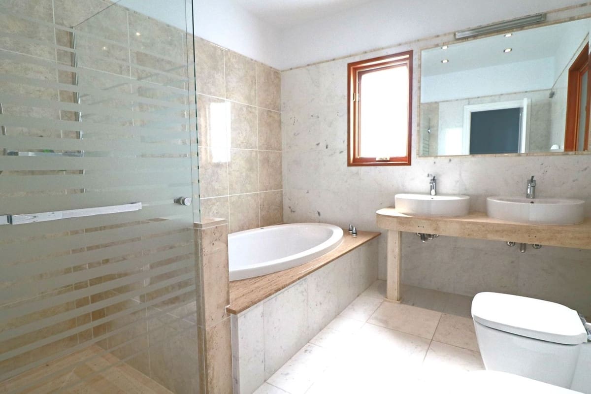 7 Zimmer Villa zu verkaufen in Benahavis mit Pool Garage - 1.779.500 € (Ref: 10057405)