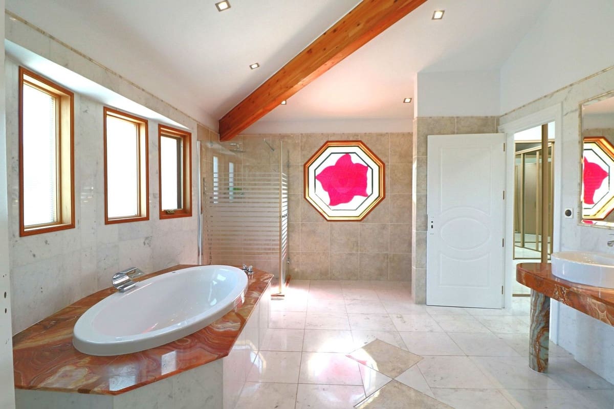 7 Zimmer Villa zu verkaufen in Benahavis mit Pool Garage - 1.779.500 € (Ref: 10057405)