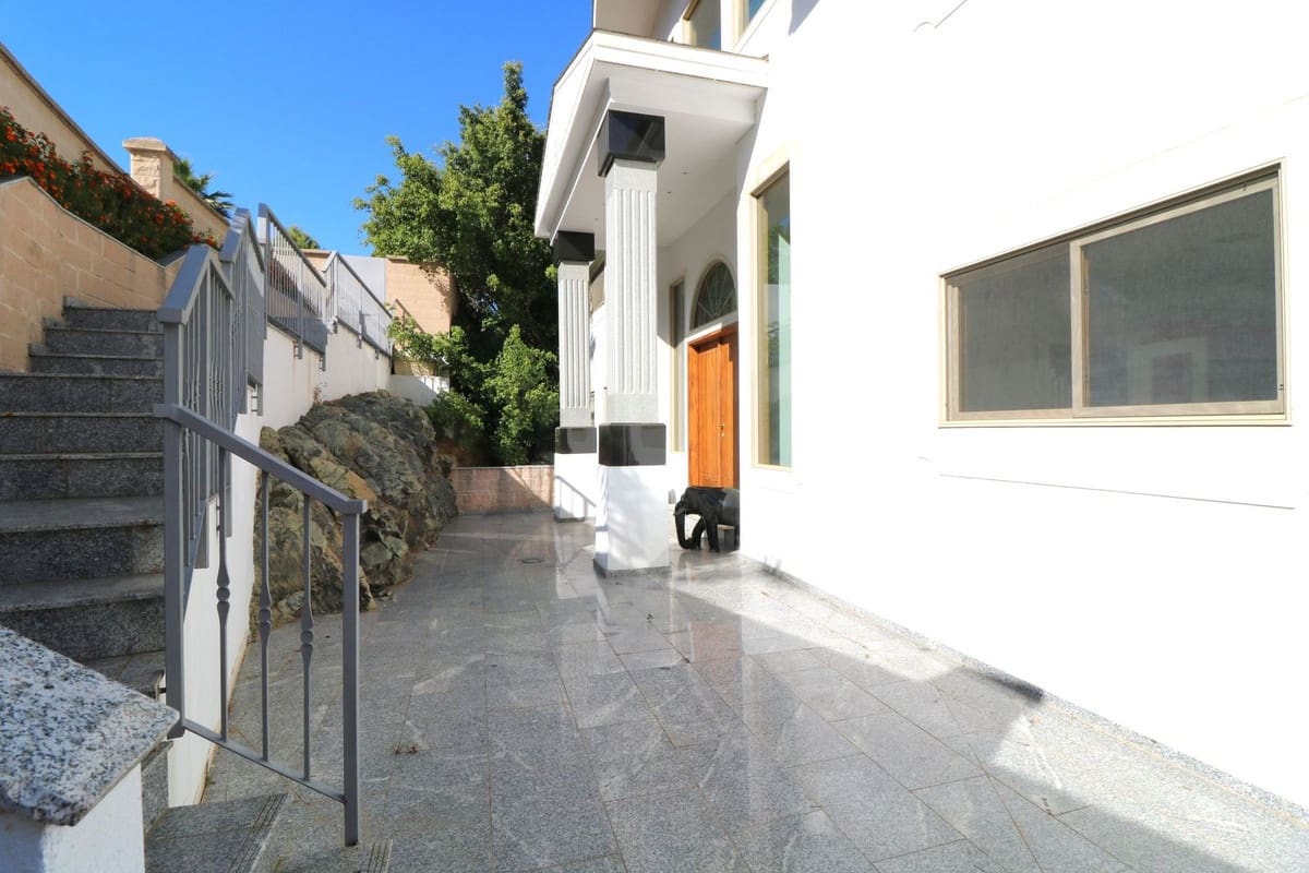 7 Zimmer Villa zu verkaufen in Benahavis mit Pool Garage - 1.779.500 € (Ref: 10057405)