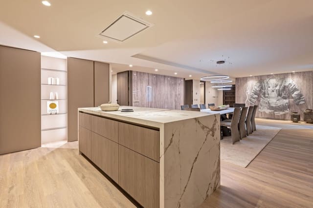 5 bedroom Apartment for sale in Puerto Banus, Marbella with garage - € 2,350,000 (Ref: 10079851)
