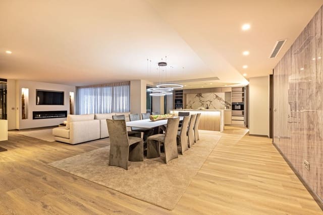 5 bedroom Apartment for sale in Puerto Banus, Marbella with garage - € 2,350,000 (Ref: 10079851)
