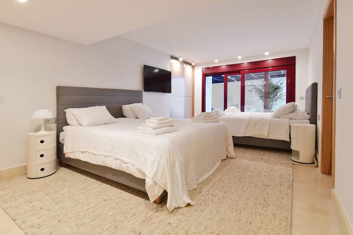 7 sypialnia Willa na sprzedaż w Nueva Andalucia z basenem garażem - 4 400 000 € (Ref: 10098538)