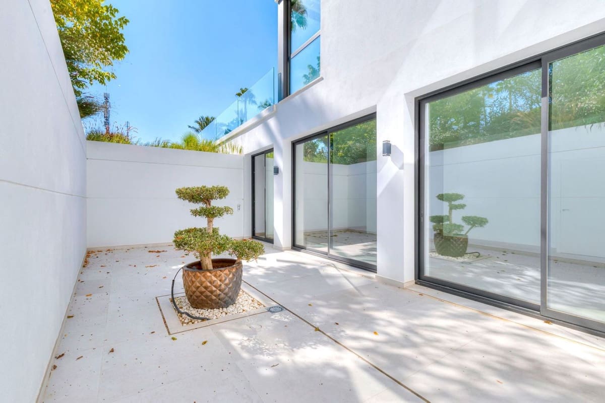 4 soveværelse Villa til salg i El Paraiso med swimmingpool garage - € 3.700.000 (Ref: 10179223)