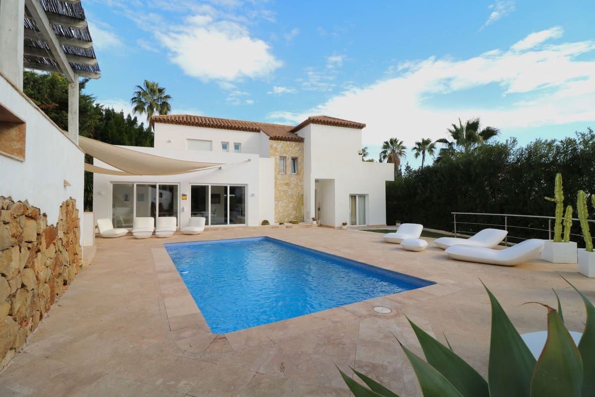 5 makuuhuone Huvila myytävänä paikassa Nueva Andalucia mukana uima-altaan - 2 490 000 € (Ref: 8090271)