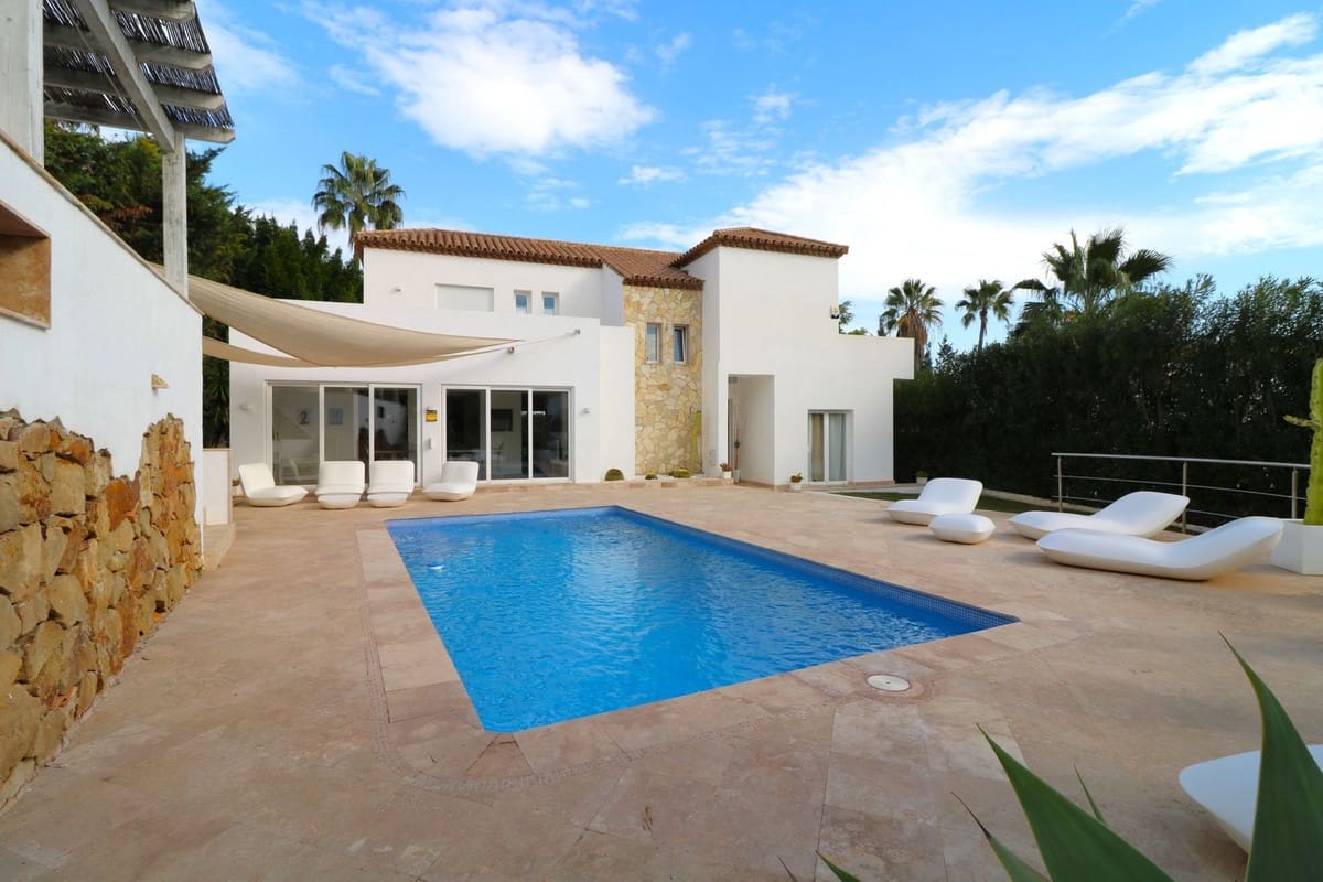 5 makuuhuone Huvila myytävänä paikassa Nueva Andalucia mukana uima-altaan - 2 490 000 € (Ref: 8090271)