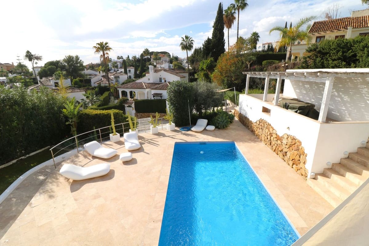 5 makuuhuone Huvila myytävänä paikassa Nueva Andalucia mukana uima-altaan - 2 490 000 € (Ref: 8090271)
