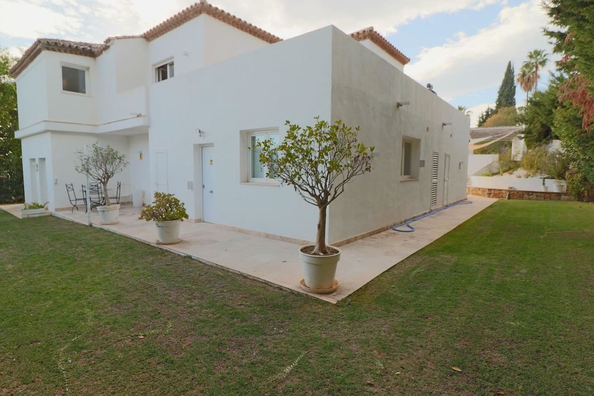 5 makuuhuone Huvila myytävänä paikassa Nueva Andalucia mukana uima-altaan - 2 490 000 € (Ref: 8090271)