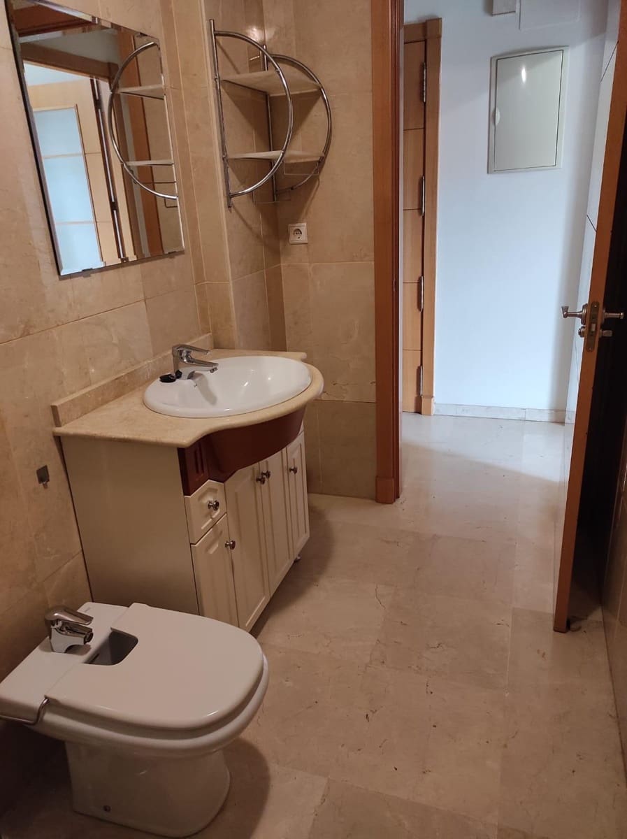 1 soverom Leilighet til leie i Benalmadena med svømmebasseng garasje - € 1 200 (Ref: 10139809)