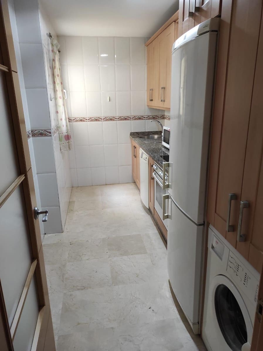 1 soverom Leilighet til leie i Benalmadena med svømmebasseng garasje - € 1 200 (Ref: 10139809)