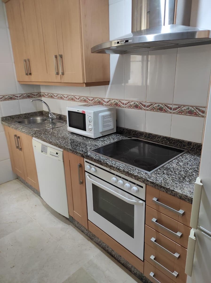 1 soverom Leilighet til leie i Benalmadena med svømmebasseng garasje - € 1 200 (Ref: 10139809)