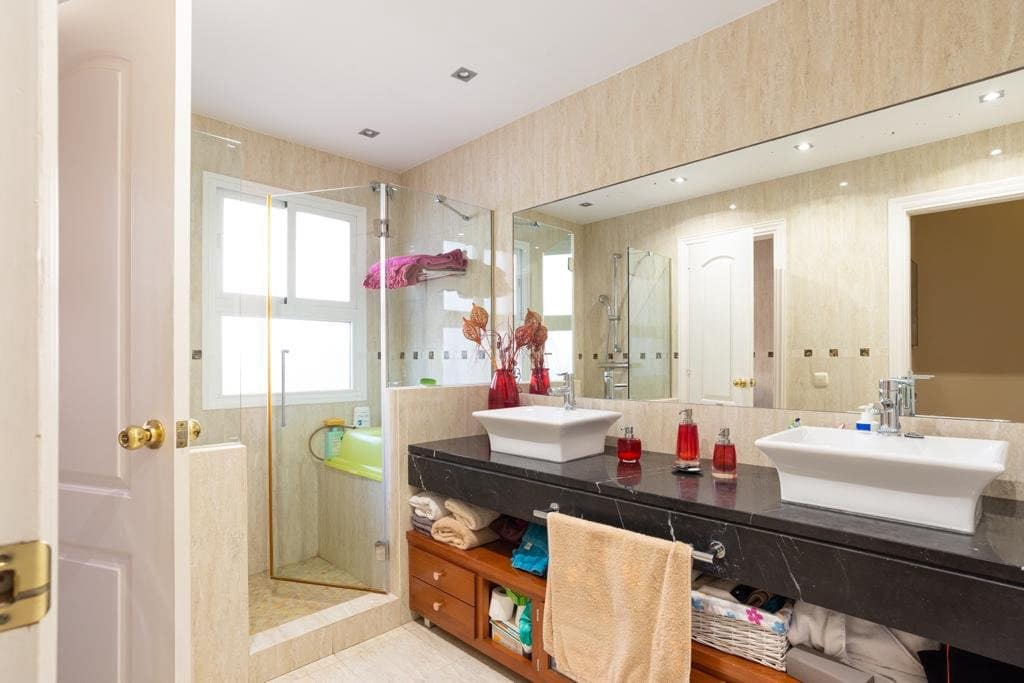 4 soverom Villa til salgs i Malaga by med svømmebasseng garasje - € 1 180 000 (Ref: 6805598)