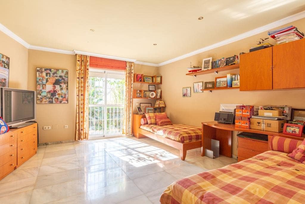 4 soverom Villa til salgs i Malaga by med svømmebasseng garasje - € 1 180 000 (Ref: 6805598)