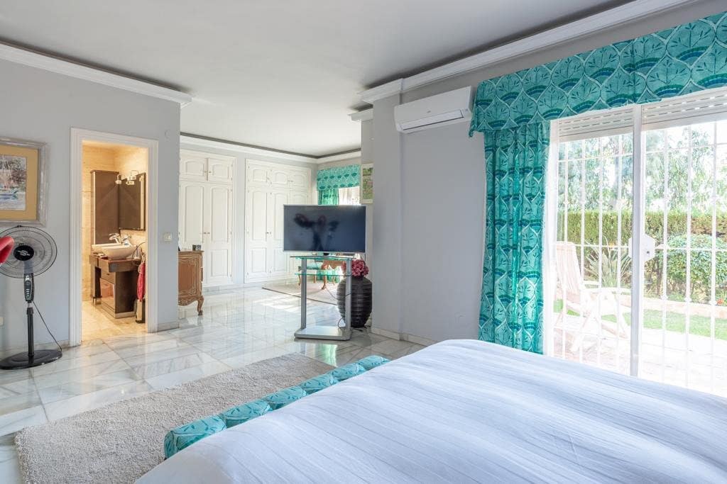 4 soverom Villa til salgs i Malaga by med svømmebasseng garasje - € 1 180 000 (Ref: 6805598)