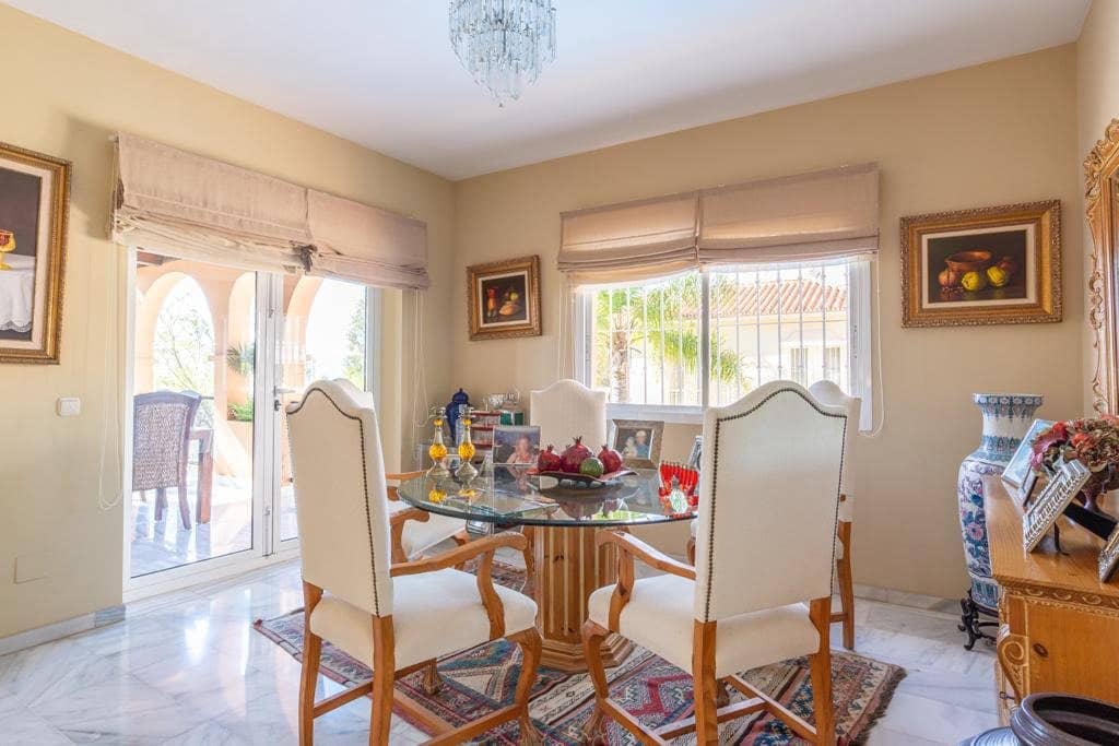 4 soverom Villa til salgs i Malaga by med svømmebasseng garasje - € 1 180 000 (Ref: 6805598)