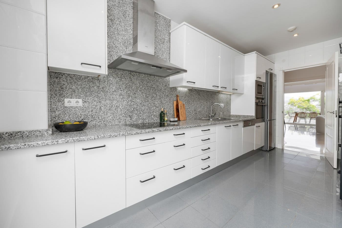 Apartamento de 3 habitaciones en Nueva Andalucia en venta con piscina garaje - 898.000 € (Ref: 7166730)