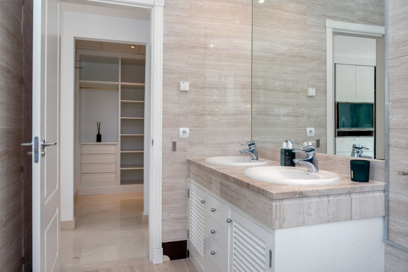 Apartamento de 3 habitaciones en Nueva Andalucia en venta con piscina garaje - 898.000 € (Ref: 7166730)