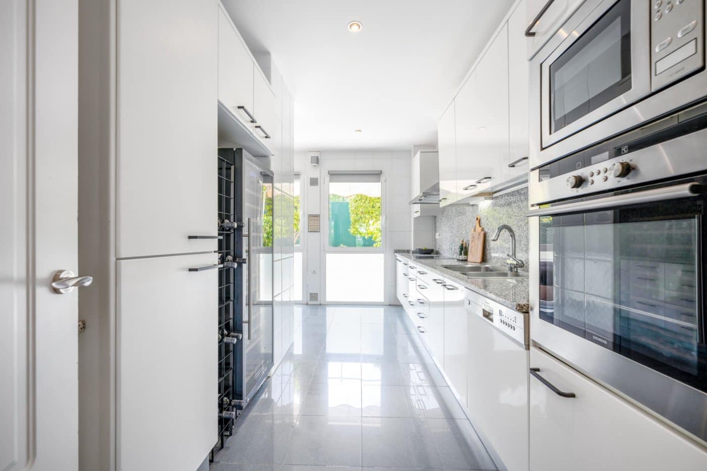 Apartamento de 3 habitaciones en Nueva Andalucia en venta con piscina garaje - 898.000 € (Ref: 7166730)