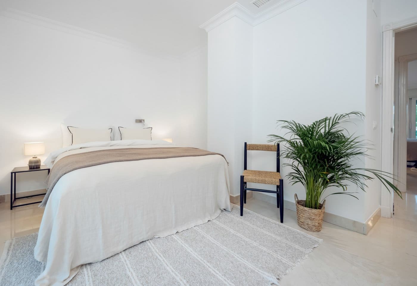 Apartamento de 3 habitaciones en Nueva Andalucia en venta con piscina garaje - 898.000 € (Ref: 7166730)