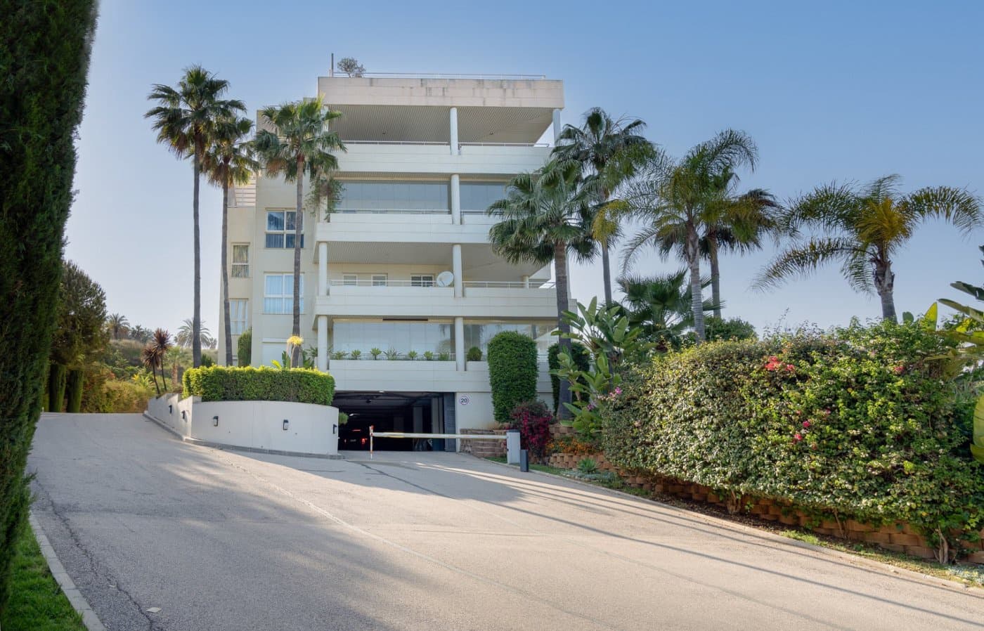 Apartamento de 3 habitaciones en Nueva Andalucia en venta con piscina garaje - 898.000 € (Ref: 7166730)