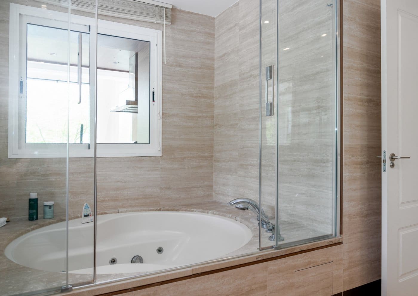 Apartamento de 3 habitaciones en Nueva Andalucia en venta con piscina garaje - 898.000 € (Ref: 7166730)