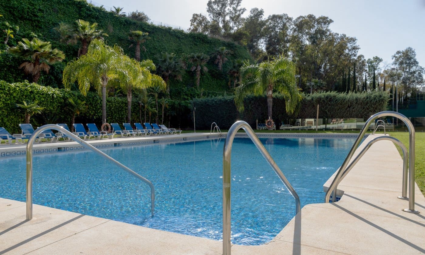 Apartamento de 3 habitaciones en Nueva Andalucia en venta con piscina garaje - 898.000 € (Ref: 7166730)