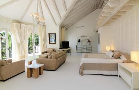 Chalet de 8 habitaciones en El Paraiso, Estepona en venta con piscina garaje - 11.900.000 € (Ref: 8109620)