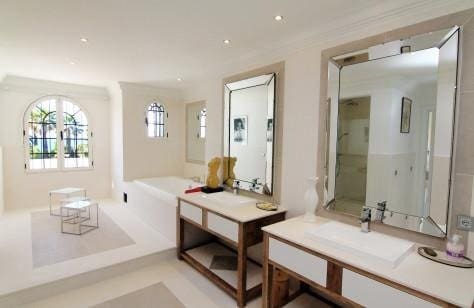 Chalet de 8 habitaciones en El Paraiso, Estepona en venta con piscina garaje - 11.900.000 € (Ref: 8109620)