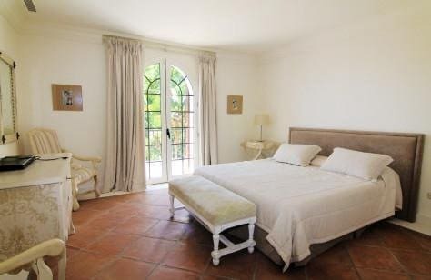 Chalet de 8 habitaciones en El Paraiso, Estepona en venta con piscina garaje - 11.900.000 € (Ref: 8109620)